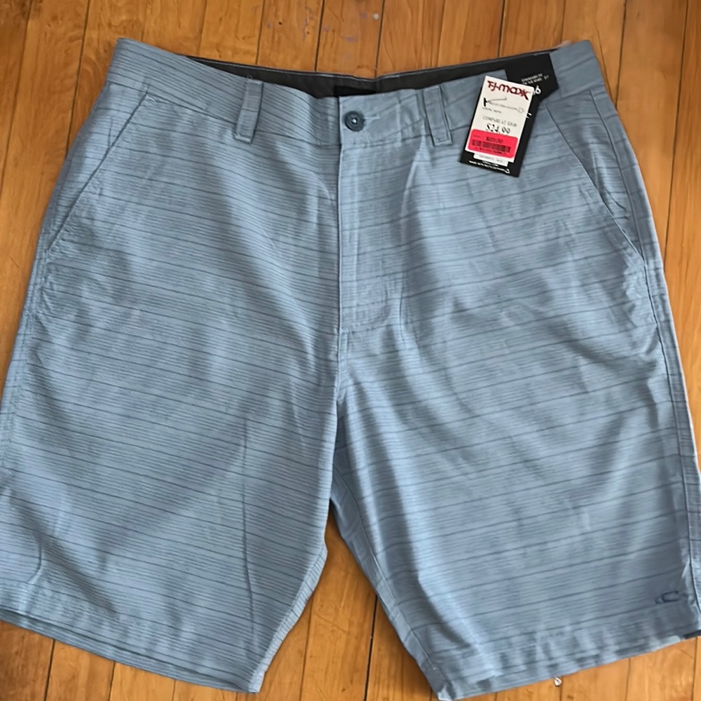 O'Neill size 36 men's short. Great for a golf day. Polyester and viscose